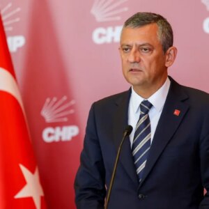 chp genel baskani ozgur ozelin makam araci iddiasi suc orgutu elebasi ile baglanti iddiasi rJ2b9m6X