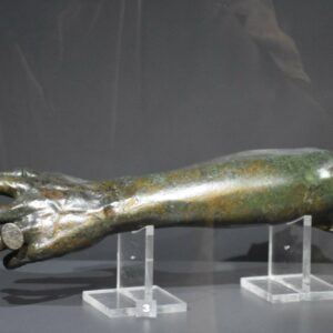 parmaginda yuzuk olan 2 bin yillik bronz kol parcasi 45 yil sonra ilk kez sergide R8NFMuvd