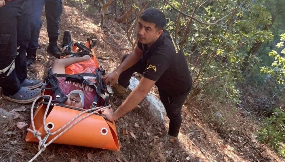4 saatlik operasyon kayaliklardan dusen kisiyi ekipler kurtardi 3qXF2JfP