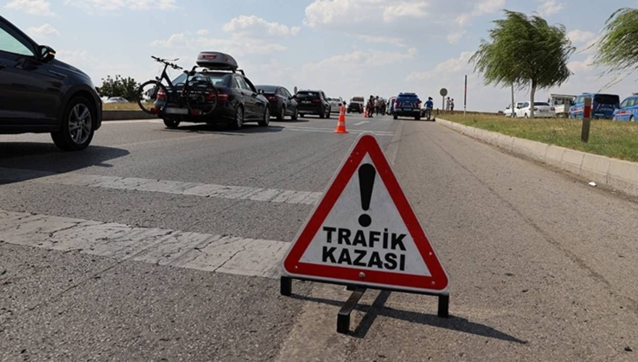 diyarbakirda kamyon sarampole devrildi surucu hayatini kaybetti QU2aRTUH