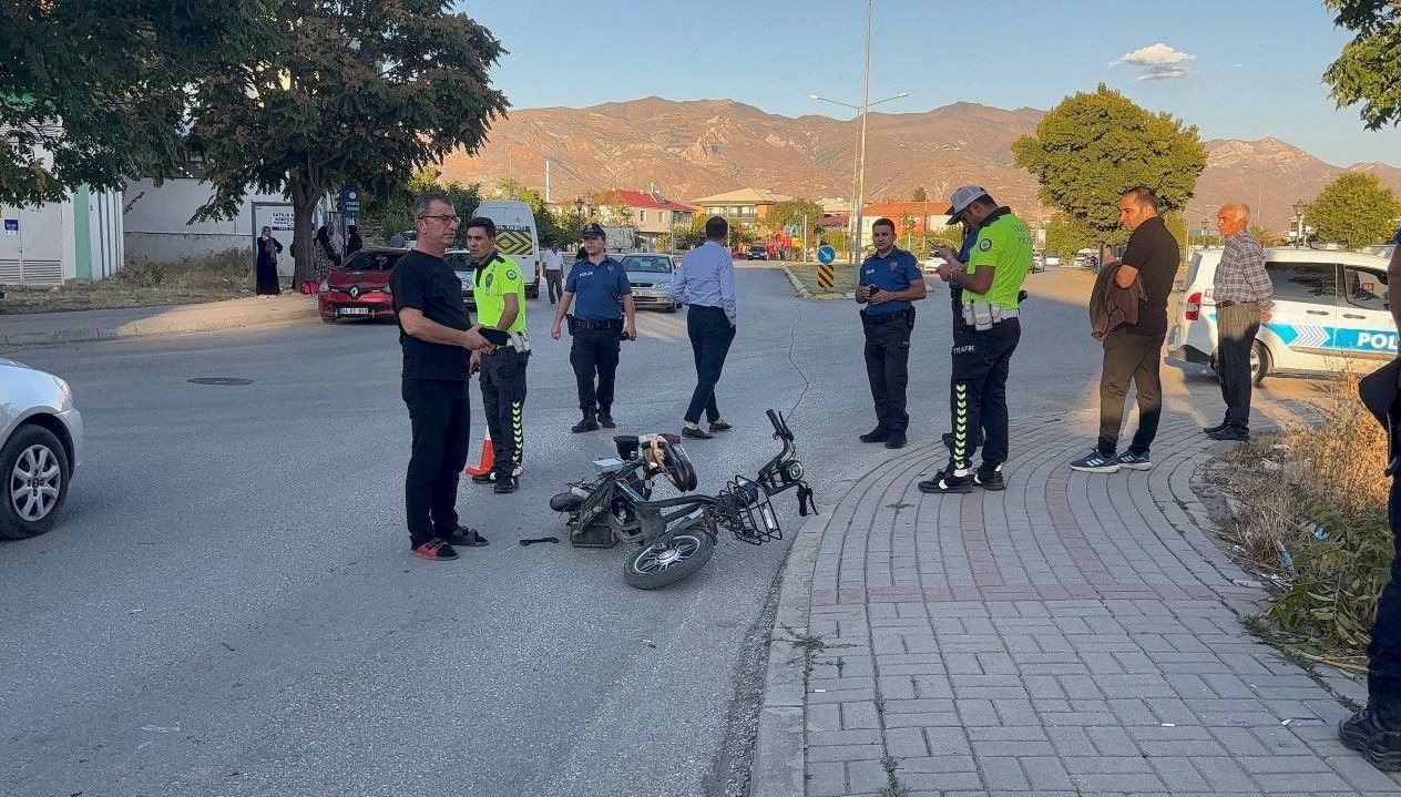 panelvan elektrikli bisiklete carpti bir kisi agir yaralandi RsJGsFML