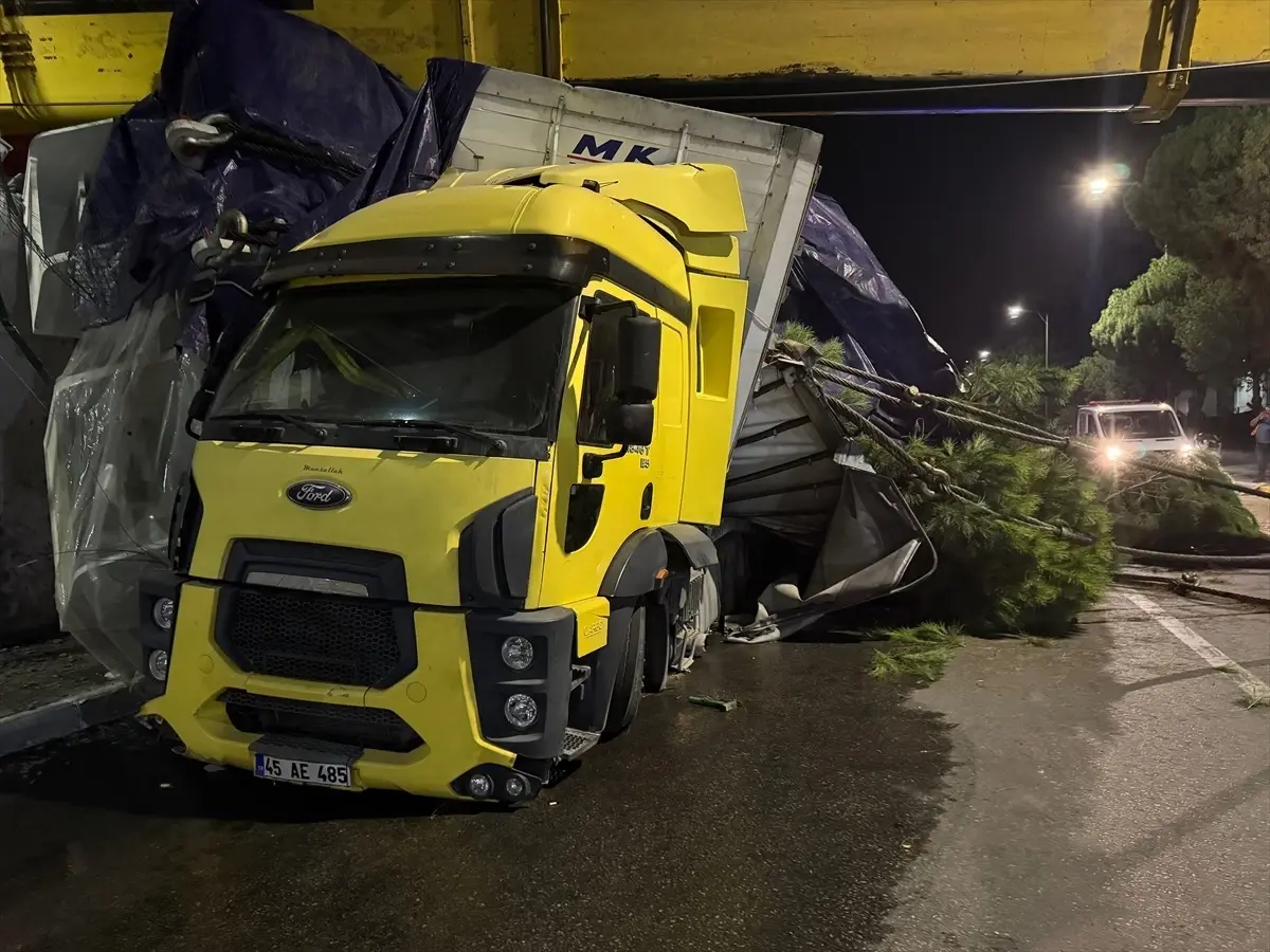 yunusemrede vinc devrildi operator hastaneye kaldirildi Ix6GkIt9