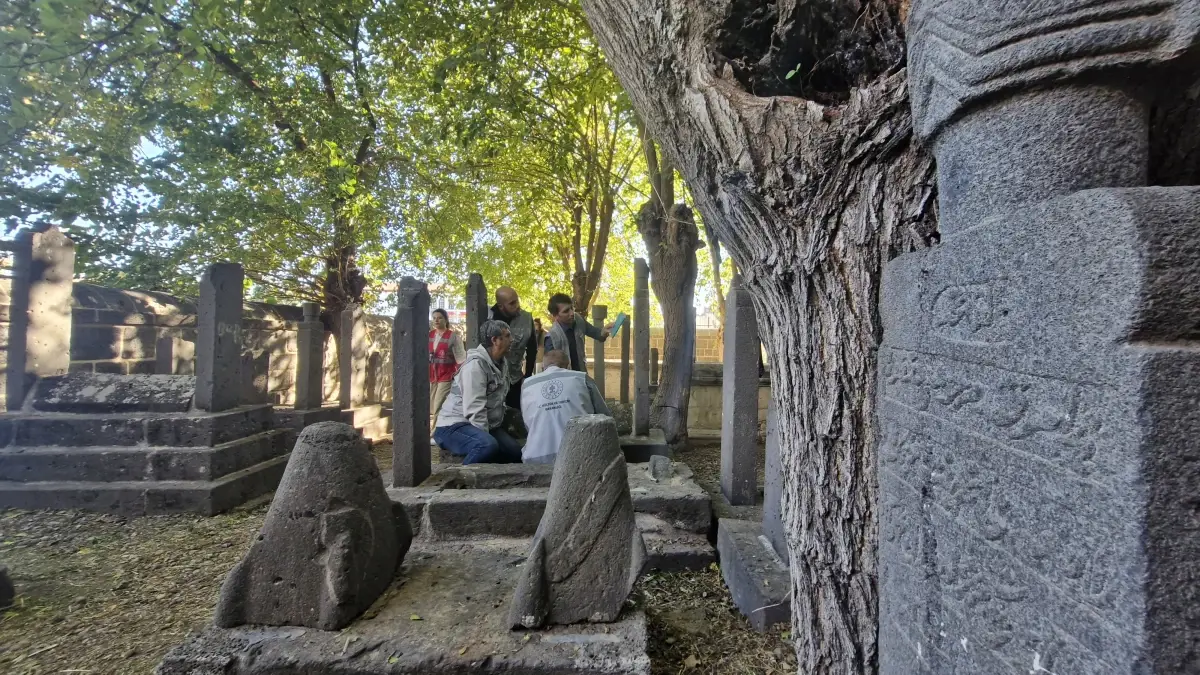 diyarbakirda turk islam donemi mezar taslari ve kitabeleri belgeleniyor EjeurGRD.jpg