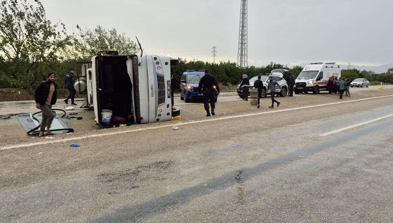 tarim iscilerini tasiyan midibus devrildi11 yarali aJ92MBwy.jpg