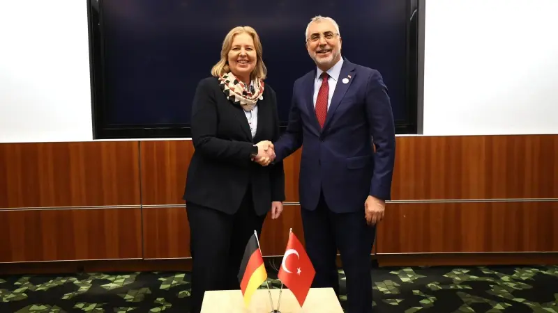 bakan isikhan alman mevkidasi bas ile gorustu tecr4iMD.webp