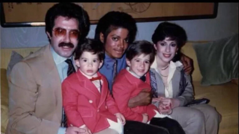 11-yasimda-basladi-michael-jacksonin-gizli-ailesi-konustu-FvANukR1