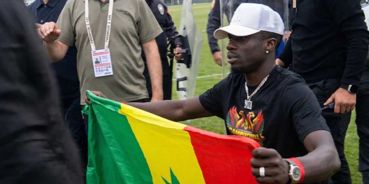 sahadaki-kriz-eve-tasindi-diagnenin-balkonundaki-senegal-bayragina-polis-baskini-Av2RlvnG